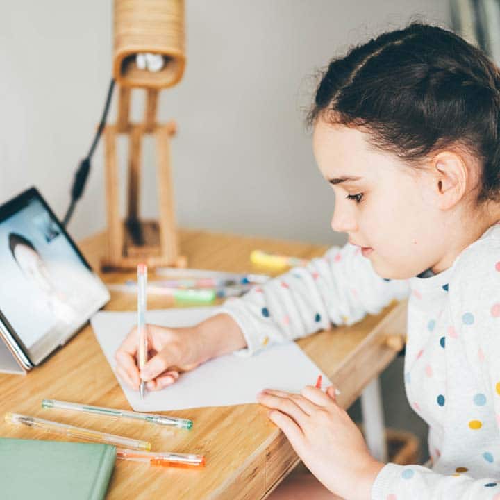 Niña en Clases Virtuales