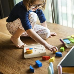 Niña jugando - ruido bajo en el hogar